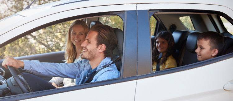 car loan refinancing near buffalo ny image of happy family in car from buffalo service credit union